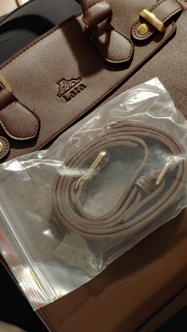 đóng gói okie, nilong bọc túi có hơi nhào và cũ, được quà tặng kèm. Túi có kèm dây đeo, túi cầm chắc tay, chất ra rất ổn.