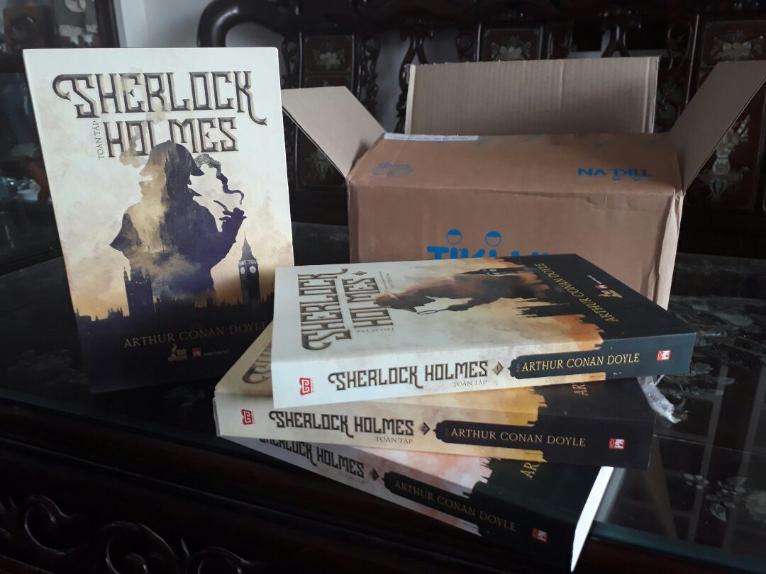 Mình vừa mới nhận hàng cách đây vài phút. Giờ viết review ngay và luôn lol. Dịch vụ giao hàng của Tiki thì không có gì phải bàn, quá ư là ok rồi, được cho xem hàng. Cái đáng quan tâm là trên web Tiki và hóa đơn bảo là có tặng kèm bookmark SH nhưng mình kiểm tra thì không - hề - thấy! Cực kì thất vọng luôn nhưng thấy tội anh shipper quá (aa *** ghê) nên mình cũng nói là đủ hàng :v Điểm trừ cực kì lớn của Tiki cho lần mua hàng này. Mua nhiều rồi mà lần đầu gặp trường hợp như này luôn í.
Mình đặt hàng khuya hôm 11/10, mới vỡ lẽ ngày 12/10 sale còn 200k, tức dã man (mình mua 279k)
À còn về package nữa, lần trước mình mua box set Harry Potter 7 cuốn, được bọc cẩn thận lắm, có bọc nilon rồi kèm dòng 'hàng dễ vỡ' nữa. Lần này chỉ có 1 miếng xốp đi kèm và không gì hơn -_-" chắc do đợt sale nên gấp gáp quá nên quên bọc sách của mình sao?
Về hình thức thì box set này cũng ổn, hộp cứng cáp nhưng có bị gập một miếng (mình có đính kèm ảnh) nhưng không ảnh hưởng gì đến tổng thể. Hộp vừa kín 3 cuốn sách nên muốn lấy thì phải dốc ra. Gáy sách tập 2 và 3 đóng không tốt lắm, mình sợ bị bung ra bất chợt. Giấy in đẹp, không nhòe, mở ra thơm mùi mực nữa (hay mùi gì đấy mình không biết :vv)
Nội dung mình chỉ mới lướt mấy trang đầu, chắc là cũng đầy đủ, văn phong mượt mà. Mấy bạn có thể tham khảo các reviews khác
=> Xét chung về tổng thể thì với giá 279k mà có được bộ sách ngon lành như này thì cũng được rồi :v mình highly recommend cho mấy bạn muốn mua Sherlock Holmes mua boxset này :v
Và mình nhấn mạnh là bạn nào mua nhớ kiểm tra hàng kĩ càng tránh trường hợp thiếu bookmark như mình nhe, đừng thương người một cách quá đáng để rồi thiếu bookmark *huhu* T.T
Cực kì thất vọng khi thiếu bookmark á á á