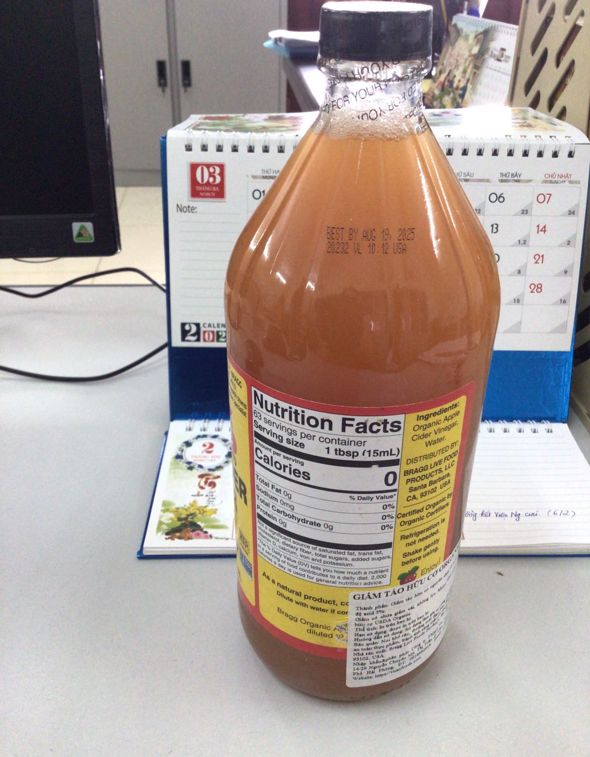 Rất hài lòng với sản phẩm này. Người bán đóng gói rất cẩn thận (2 lớp hộp giấy bìa dày, 1 lớp giấy báo, 1 lớp xốp. Chai giấm làm bằng chai thuỷ tinh. Nhìn màu chai giấm biết là đã lên men khá lâu, mở chai mùi giấm có mùi thơm nhẹ, nồng độ axit cao. Mình sử dụng giấm táo đã lâu. Nhưng mình hay mua của VietHealthy (công ty của cô Trần Bích Hà - tác giả bộ sách Sức khoẻ trong tay bạn) với giá 89k/túi 1 lít. Sau đó mình tự làm giấm táo để sử dụng. Mình biết giấm táo của Bragg đã lâu nhưng giá cao nên ko mua. Hôm 27/1/2021, chai giấm bragg 946 ml này sale còn 88k, miễn phí vận chuyển nên mình đặt mua luôn.