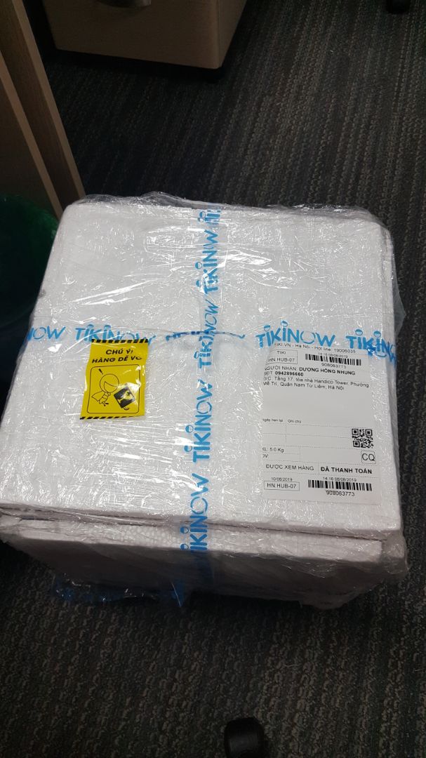 Giao hàng nhanh. Điện máy vàng đóng gói kỹ và cẩn thận hơn là tiki trading (so với chiếc air fryer trước mua của tiki trading nhé ^^). Hàng đủ phụ kiện, lưu ý giắc cắm 3 chân nên bạn nào mua nhớ thêm cổng chuyển đổi sang 2 chân nhé. Hàng nhập khẩu nên toàn tiếng Anh. Bạn nào tính mua cho bố mẹ lớn tuổi dùng thì nên mua hàng hãng, phím bấm chức năng và hướng dẫn sử dụng là tiếng Việt. Phiếu bảo hành đi kèm ghi bảo hành 2 năm tại Điện máy vàng.