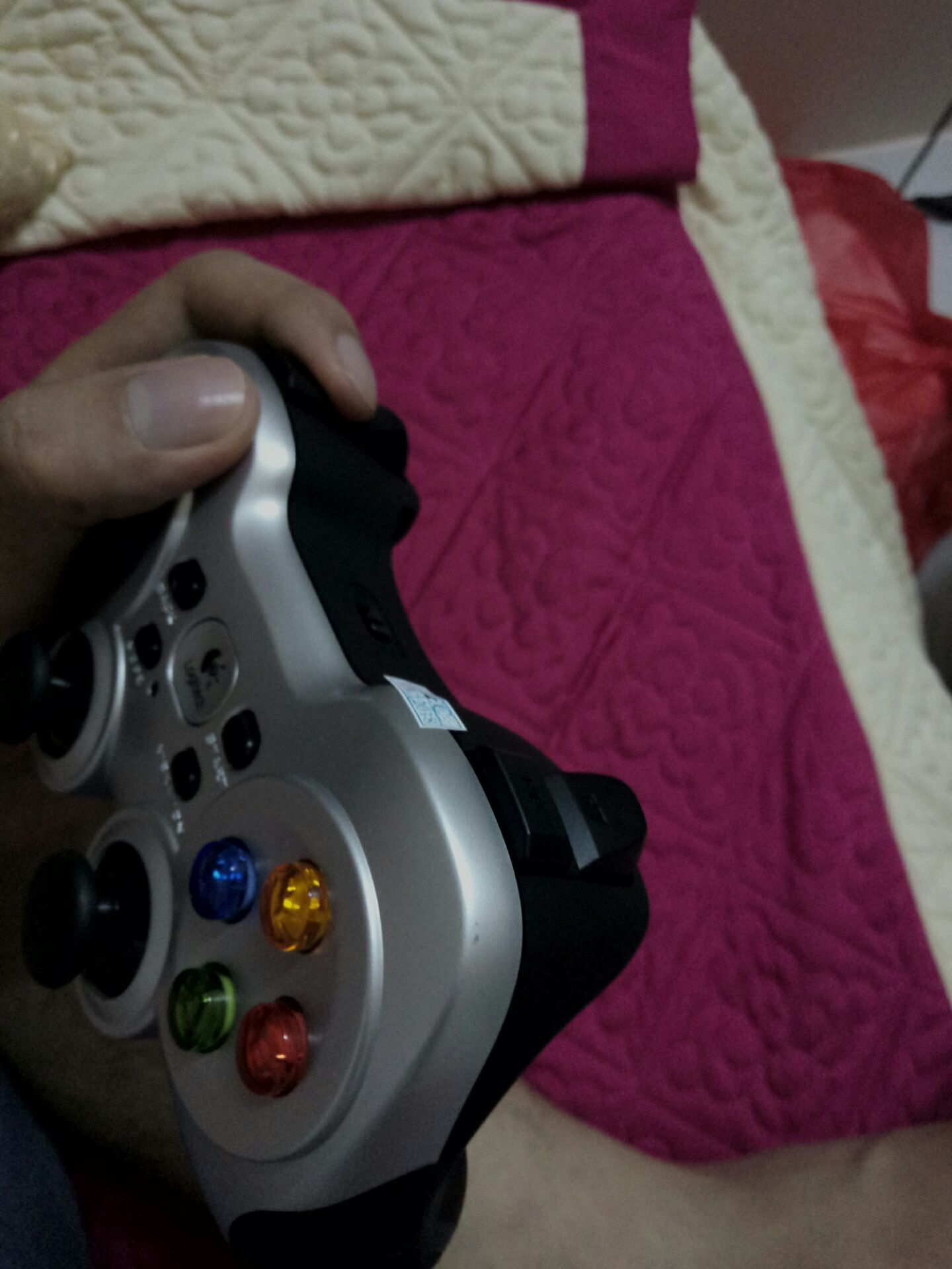 Đặt hàng dễ, có voucher tiết kiệm nhiều. giao hàng nhanh, hẹn 16 ngày thì 14  ngày đã ship tới. không như ladaza rất lôm côm. hẹn 3 ngày 4 ngày mới tới. 
bọc hàng chắc chắn. hình như tiki đã mở ra kiểm tra và dán tem nên cắt lớp bọc nhựa. xước tí tẹo như cái đầu bút bi chắc hãng sơn ko hết.
tay cầm cắm vào nhận ngay (win10). chơi được 100% các game mình *** trong store win 10 đều nhận tay. (asphalt8. armada tank. modern combat5. dungeon hunter5) các game offline khác có need for speed the run, naruto, one piece,  grid2 thì nhận, nhưng quy định nút hơi khó, chưa chuẩn cách chơi như của store win10. riêng fifa o4 chưa nhận. cả bàn phím, sẽ *** sau.
nói chung dùng sướng. hay hơn chơi bàn phím nhiều.