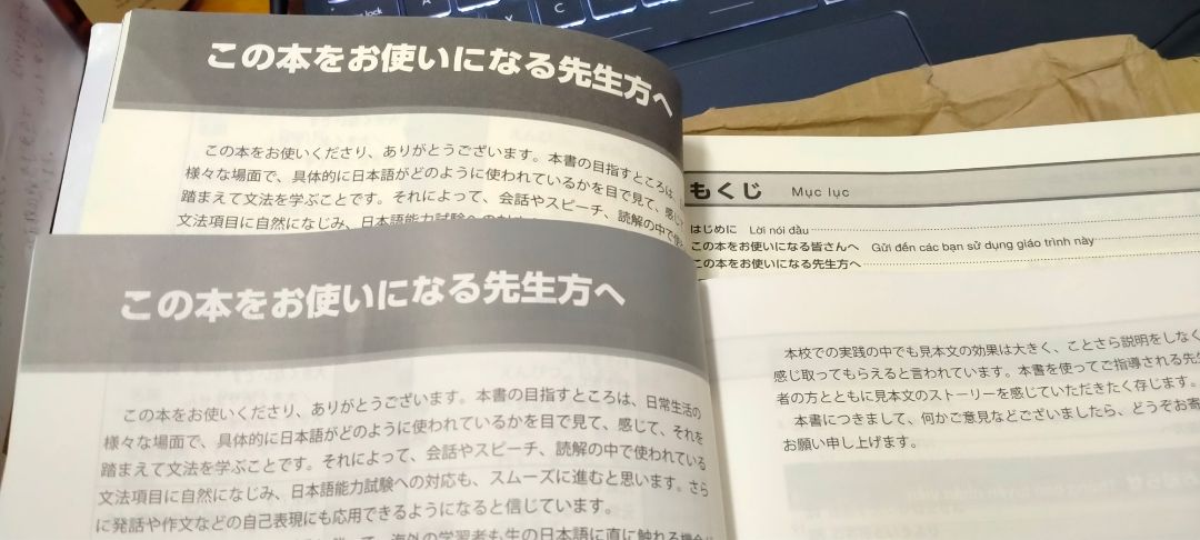 sau khi chờ 1 tháng hủy 1 đơn thì mới mang đc ẻm về. tiki bảo quản sách k tốt lắm, sách khá bụi, vận chuyển k bao bọc gì hết nên góc bị quăn chán ghê
giá hốt ngay đợt giảm nên rẻ quá chời
so với bản trc thì bản này giấy dày, mướt và màu sẫm hơn, bìa k đẹp bằng k kèm CD luôn nên vẫn thích bản cũ hơn~
