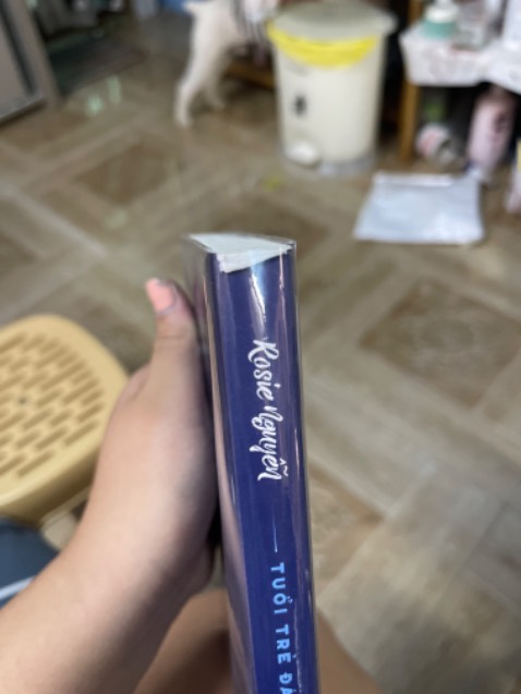 Giao hành rấtt nhanh nhưng mà lani đưa quyển rấttt bẩn, giống như bị dính bụi hay là kiểu để nó dưới nền đất r bị dính cát íh, xong r ở gáy còn bị bung lớpp ngoài, lúc giao còn không có seal ngoài, nhìn sadch được giao là đauu í
LƯU Y: bọc sách trong ảnh là t tự bọc chứ không phải giao có sẵn, trừ những vấn đề trên thì đều ổn hết nên thui 4sao