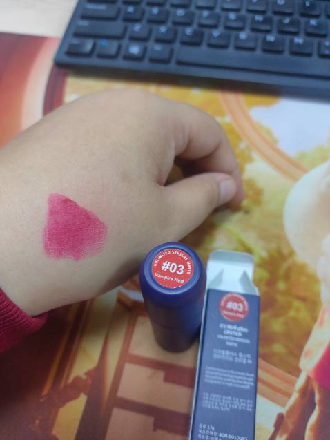 Chọn màu đỏ rượu nhưng màu son nhận lại là hồng tím