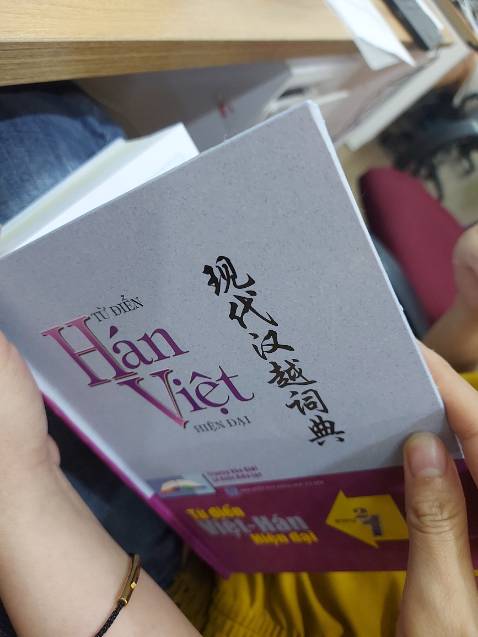 Cuốn từ điển cưng lắm. Shop đóng gói hàng nhanh. Mình mới đặt chiều qua mà nay đã nhận được hàng rồi.

Còn được tặng kèm đĩa CD và bao lì xì Tết nè 🥰