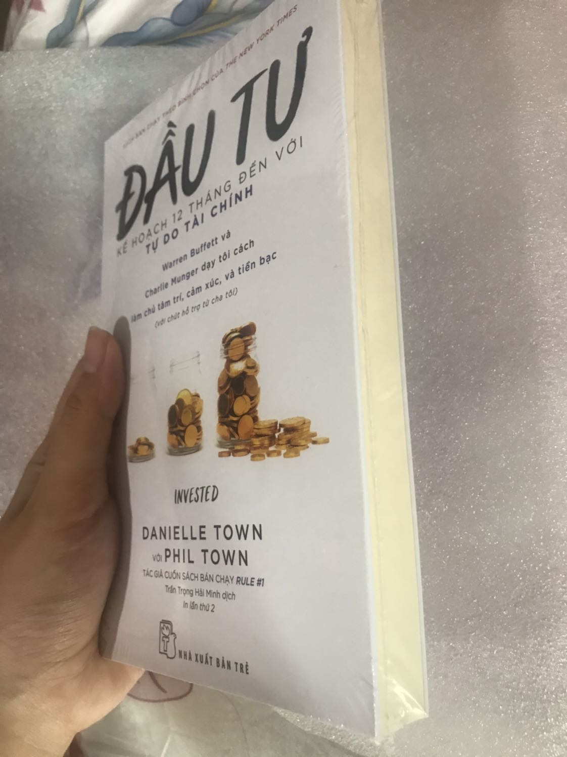 Tiki giao nhanh, trong vòng 1 ngày là nhận được rồi, và đóng gói cẩn thận. Tuy nhiên, sách bị bẩn ở bên trong lớp bóng kính nữa chứ không phải bên ngoài nên chắc là lỗi của bên NXB.