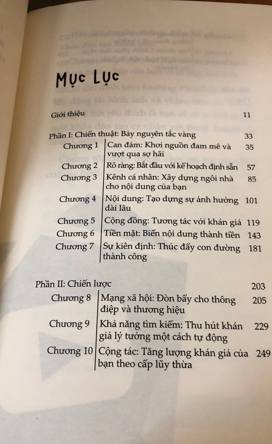 Ban đầu mới nhận sách thì hơi thất vọng. Vì cuốn sách toàn chữ, mình kỳ vọng là sách sẽ hướng dẫn về mặt kỹ thuật. Nhưng sau khi đọc thì đây thực sự là cuốn sách rất hay về chiến thuật và chiến lược. Càng đọc càng hút. Sách mang lại một nền tảng kiến thức để có thể áp dụng làm youtube. Về mặt kỹ thuật thì có thể google cũng được, còn chiến thuật chiến lược thì ít khi được thấy.