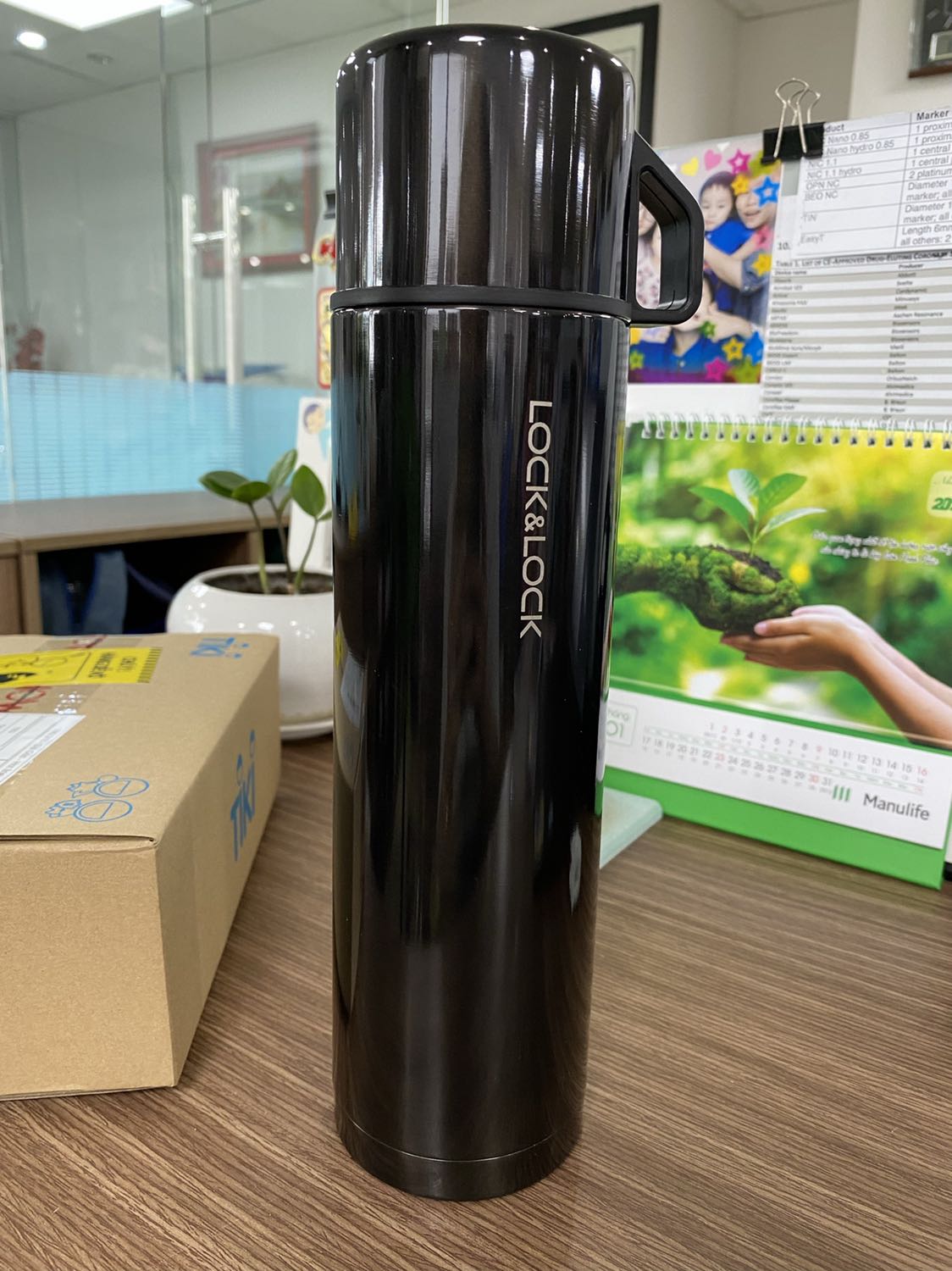 Màu đen sang, bóng, dung tích lớn nhưng gọn, chưa trữ nước nóng nên không biết thời gian giữ ấm như mô tả hay không. Có ly. Nên mua ạ