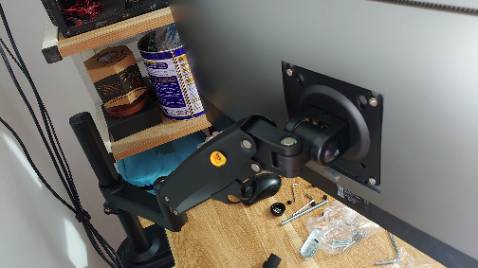 Cái tay dưới cùng lõi là nhôm hay gang bọc nhựa, nhưng hơi mỏng phần ôm vào cột. Chắc chắn và dễ xoay màn hình theo ý muốn. Đáng mua đấy mọi người ạ.