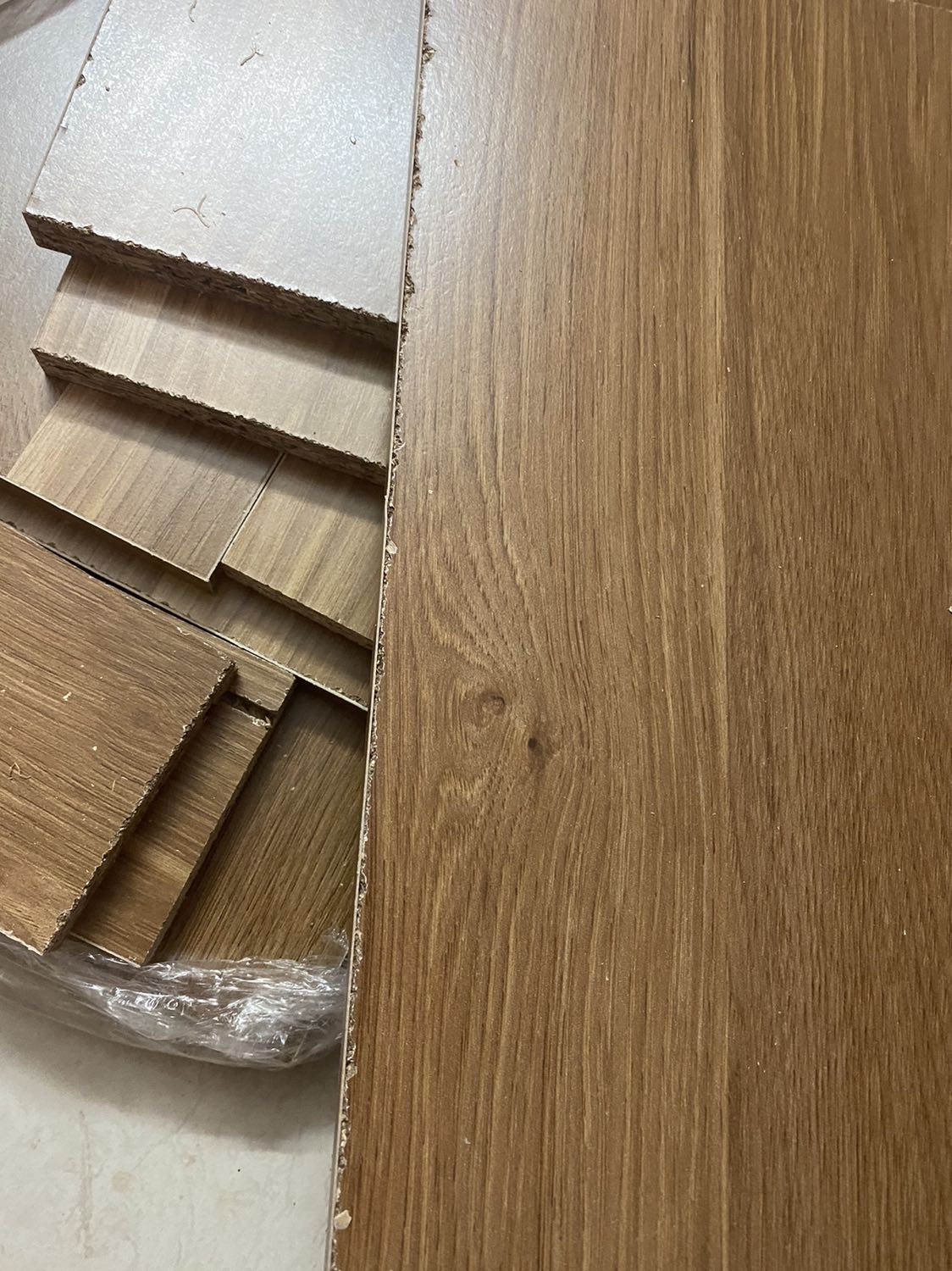 Không ngờ shop bán và giao hàng như vậy lun áh,hàng lỗi,gỗ bong tróc,lổ thì có người khoan rồi,vẫn để và giao hàng
Không nghĩ mở ra như vậy,có đổi và trả ko