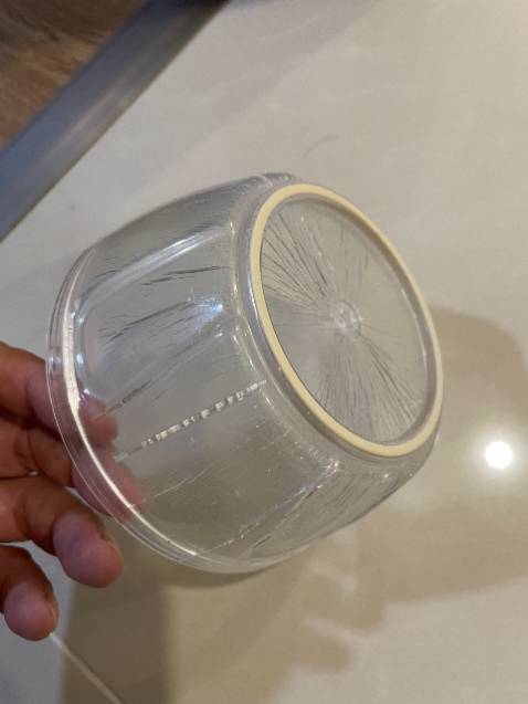 khi xay ko có nước thì bị dính, nếu có nước nó bay vào trong cực dơ mà khi tháo ra mới biết, vỏ mỏng, đổ nước sôi vào để vệ sinh bị nứt