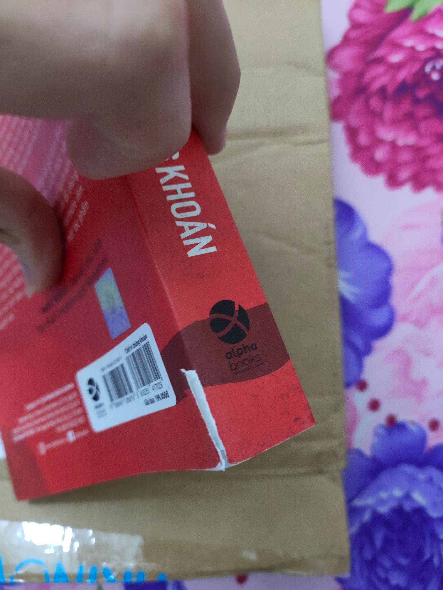 Sản phẩm khá là tệ dù đã đổi trả lại 1 lần, lần giao đầu thì sách vừa rách vừa bẩn, đổi trả lại thì sách vẫn bẩn cũ, sách bé mà cho hộp thì to còn k có chống sốc nữa do bên đổi trả phục vụ khá tốt nên vẫn cho 5 sao.
Tóm lại mua hàng trên Tiki Trading gần đây cảm thấy khá tệ, không còn tốt như lúc trước.