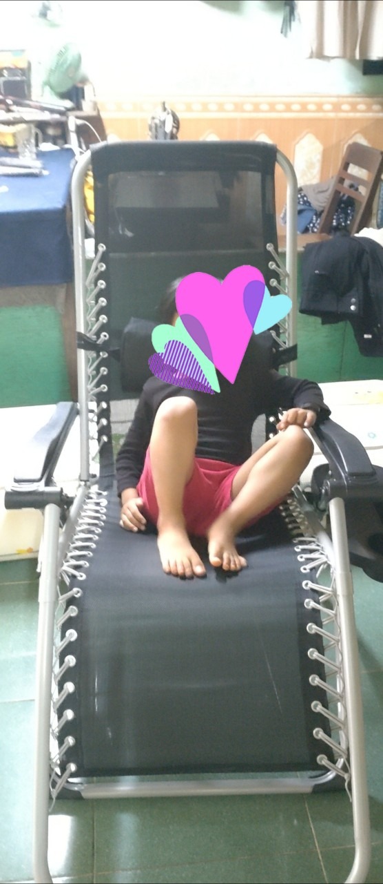 Giao hàng về Gia Lai nhưng siêu nhanh, mình đặt sáng 24-6 mà chiều 25-6 đã nhận được ghế rồi nha. Ghế không bị hư hỏng gì hết, cảm nhận là ghế chắc chắn, đẹp, còn về chất lượng thì phải sau 1 thời gian dùng mình mới đánh giá được. Mua cho ba mà cháu mình rất thích nên ba mình không có ghế ngôi luôn.