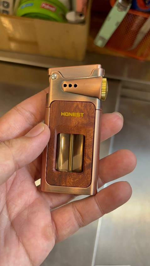 Hộp quẹt đẹp, thay đá, xài xăng nên dễ bơm thêm khu hết. Dạng lộ thiên nên dễ quan sát bên trong còn bao nhiêu xăng