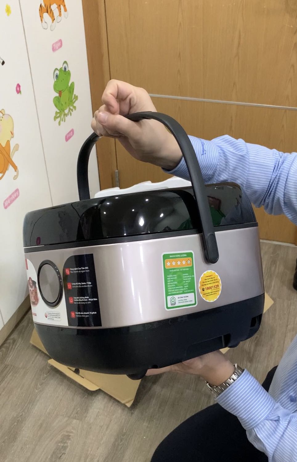 Đã nhận hàng, hộp bị móp méo nhưng bên trong sản phẩm ko bị gì
Mới ken xà beng, ko trầy xướt, nguyên vẹn
Đầy đủ phụ kiện vỉ hấp, 2 muỗng nhựa, cốc đong gạo, sổ hướng dẫn, dây điện nguồn
Sổ hướng dẫn tiếng Việt rất chi tiết
Nấu luôn, cơm chín đều, ko có mùi nhựa. 
Mình có dùng bút thử điện thử rồi: nồi cơm KO HỀ hề bị RÒ ĐIỆN như các comment mình từng đọc. 
Lưu ý: bộ phận cảm biến nhiệt, ở giữa nắm nồi phía trong, có điện Đã nhận hàng, hộp bị móp méo nhưng bên trong sản phẩm ko bị gì
Mới ken xà beng, ko trầy xướt, nguyên vẹn
Đầy đủ phụ kiện vỉ hấp, 2 muỗng nhựa, cốc đong gạo, sổ hướng dẫn, dây điện nguồn
Sổ hướng dẫn tiếng Việt rất chi tiết
Nấu luôn, cơm chín đều, ko có mùi nhựa. 
Mình có dùng bút thử điện thử rồi: nồi cơm KO HỀ hề bị RÒ ĐIỆN như các comment mình từng đọc. 
Lưu ý: bộ phận cảm biến nhiệt, ở giữa nắm nồi phía trong, có điện