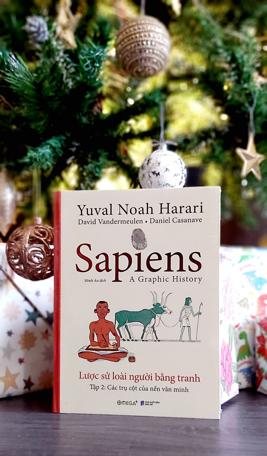 Cuốn sách này dành cho độc giả từ 13 tuổi trở lên và lười đọc chữ 🤩 "Tập 2 của bộ sách mang tên Các trụ cột của nên văn minh trình bày về một chương quan trọng trong sự phát triển của nhân loại: Cách mạng Nông nghiệp. Với bối cảnh hài hước cùng các nhân vật quen thuộc như Yuval, Zoe, Giáo sư Saraswati, Bill và Cindy, Thám tử Lopez và Tiến sĩ Hư cấu, chúng ta lại tiếp tục du hành theo dòng lịch sử để tìm hiểu về cuộc sống của con người sau khi biết làm nông, cùng với đó là sự xuất hiện của chữ viết, giai cấp, sự bất bình đẳng, v.v.. Đầy sự dí dỏm với các nhân vật sinh động, câu chuyện được kể theo cách có thể thu hút cả những người thường không quan tâm tới khoa học và lịch sử. Đây sẽ là cuốn sách tuyệt vời dành cho bạn"
Mình nhận được nhiều ưu đãi từ nhà sách Times Books và dịch vụ Tiki, mình mua được giá ui thương 125k 🥰. It's great. Like & Thanks!