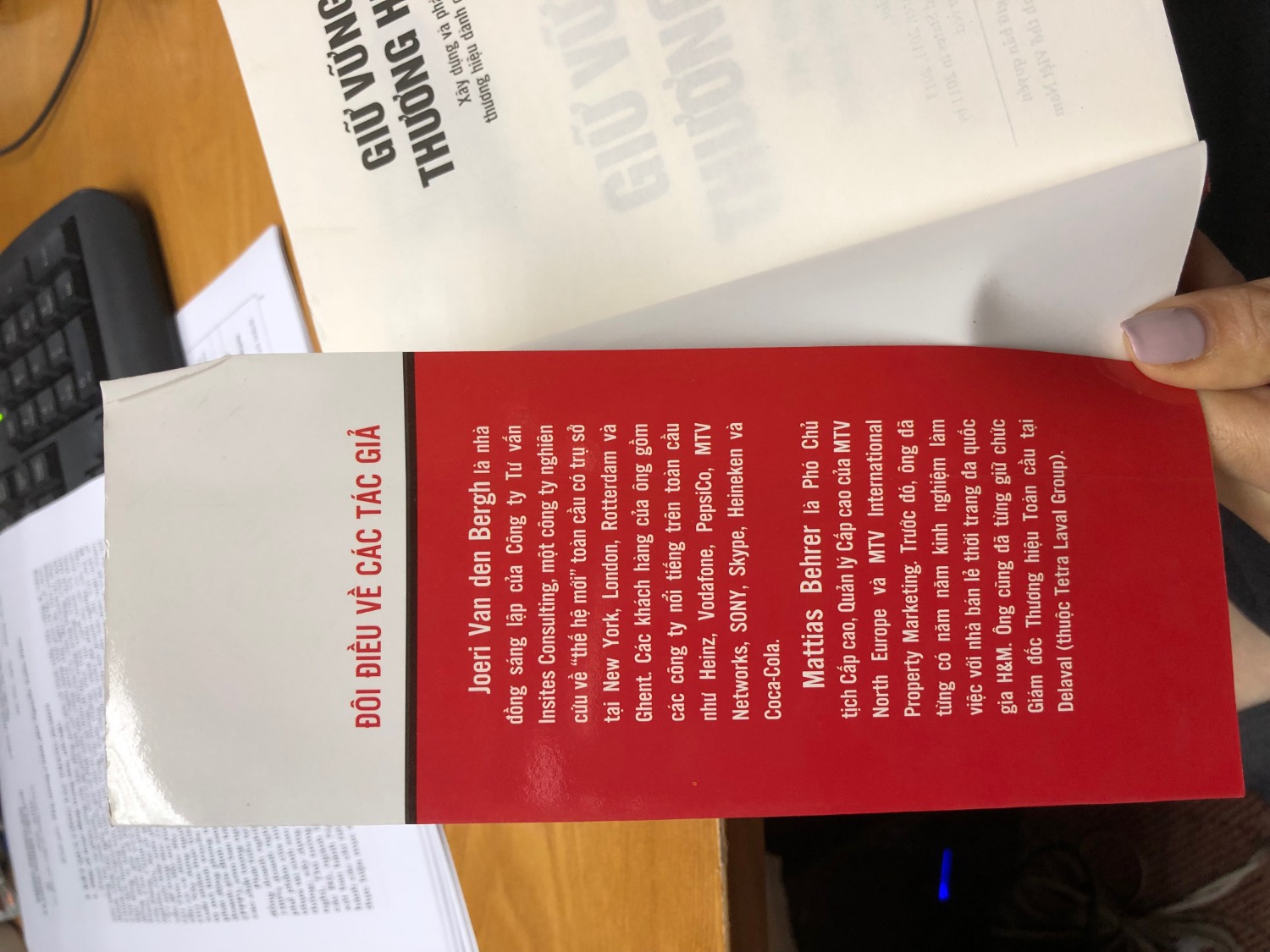 Mình vừa nhận sách hôm nay. Hàng giao đúng thời gian dự kiến. Mình chưa đọc sách nên không nhận xét về nội dung, nhưng không thể chấp nhận chất lượng sản phẩm được giao đến tay khách hàng trong tình trạng như hình mình gửi kèm. Đây không phải là lần đầu mình nhận được sách trong tình trạng kém chất lượng từ Tiki nhưng chưa bao giờ ở tình trạng tệ đến mức buộc mình phải review lên đây như thế này. Đề nghị Tiki xem lại chất lượng nguồn hàng và trả lời về chính sách bảo vệ quyền lợi cho khách hàng! Trân trọng.