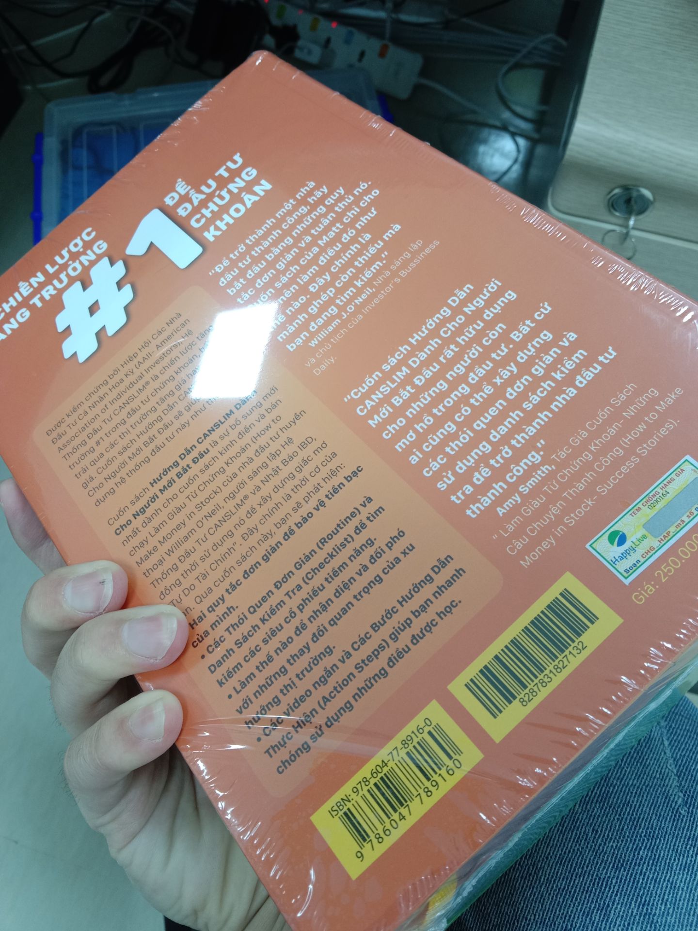 sách thì rất hài lòng. đóng gói của happylive luôn có bọc nilon nên mình rất thích.
điểm trừ duy nhất là cách đóng gói của tiki. rất là sơ sài và ko có chống sốc. 
mình rất quý sách nên mua về mình hay bọc và giữ gìn cẩn thận. vì vậy khi nhận sách mà thấy đóng gói sơ sài vậy là mình cũng hơi buồn.