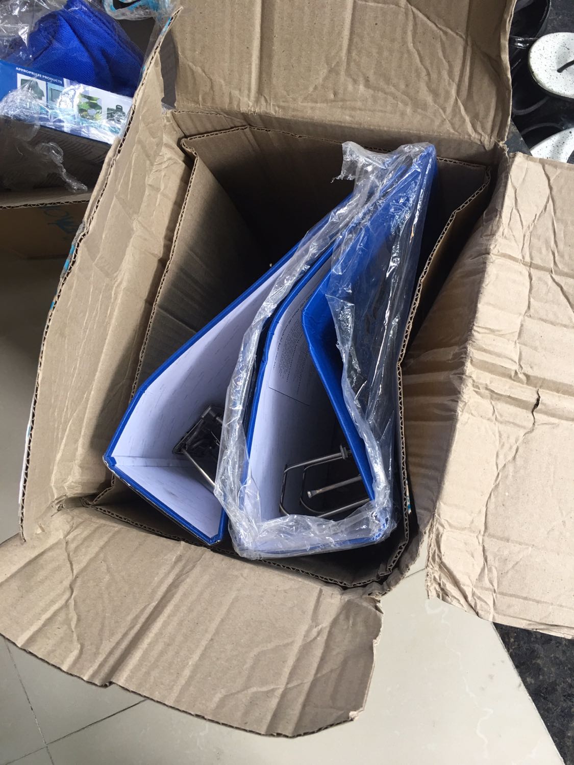 Đây là lần đầu tiên mua hàng bên Tiki mà sản phẩm mà bị lỗi. Không biết tại sao một sản phẩm bị lỗi nặng như vậy mà vẫn đóng gói giao cho khách. Mình mua số lượng hai cái thì bị cả 2. 
Do sơ suất nhờ người nhà nhận hàng mà không kiểm tra. Với trước giờ hàng Tiki thường chất lượng như hình & mô tả. Mình cũng có đọc review của khách trước nên an tâm đặt mua. 
Hy vọng Tiki Trading - đơn vị cung cấp xem xét lại trường hợp này.