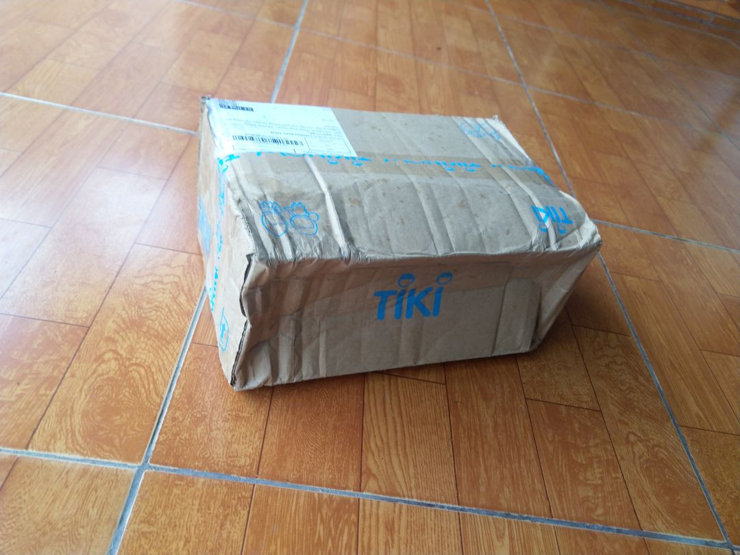 giao hàng trước dự kiến, sách nguyên seal k bị hỏng gì, nhưng mình k hài lòng cách đóng gói tiki, không bọc lót gì, trời mưa, rồi vận chuyển dễ méo hộp.