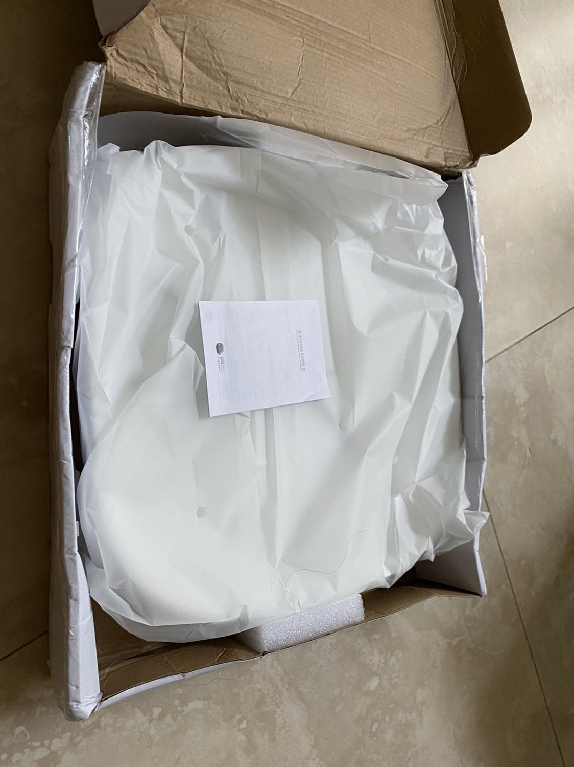 Thiết kế sản phẩm có độ hoàn thiện và thẩm mỹ tốt. Tiếc là bao bì vận chuyển về bị móp méo. May là sản phẩm bên trong không bị ảnh hưởng