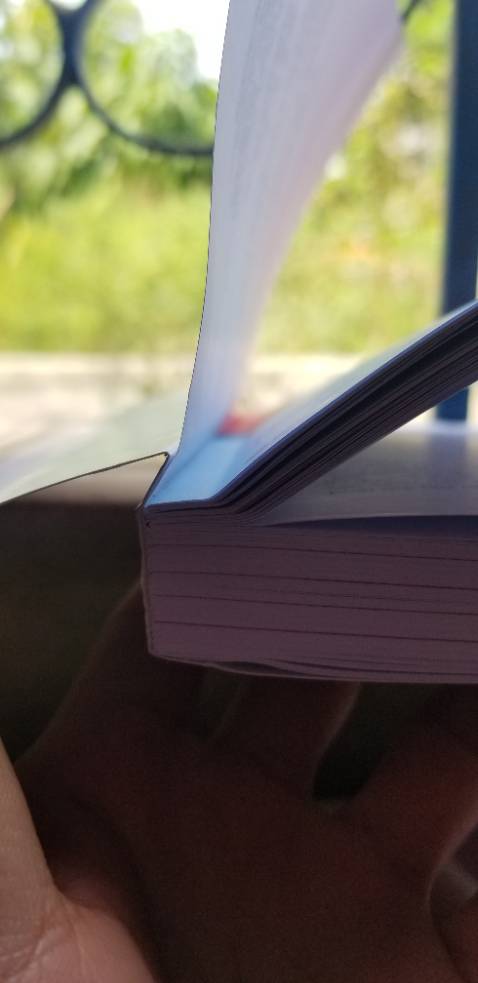 Khi lý thuyết là trải nghiệm khách hàng xuất sắc nhưng lại là trải nghiệm tệ 👇👇 (mình không nói về nội dung).
Có thể đây là cách đóng sách mới??
Cá nhân mình không thích cách họ làm ra một cuốn sách như này chút nào!
Một trải nghiệm thật sự tệ đấy ❌