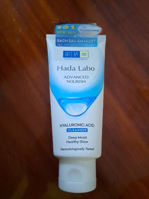 Em này mình xài được 5 6 lần gì rồi á
Giá hssv mà hiệu quả mang lại cá nhân mình thấy kh thua gì mấy thương hiệu khác
Mình thuộc dạng da dầu mà xài ẻm là kh còn bóng nhờn nữa, da mặt được dưỡng ẩm, mướt mát đã lắm
Cá nhân mình thấy dòng này kh có mùi gì khó chịu, khả năng tạo bọt okla, do PH ổn định nên kh gây kin kít da đâu nhe. Xài em này mình kh có bị lo về việc nổi mụn do khô da luôn á
Bao bì đẹp, tối giản theo đúng phong cách Hada, nắp chắc lắm luôn, kh có lỏng lẻo, mỗi tội mình tìm hoài vẫn chưa thấy hsd ở đâu :)))
Mình mua đợt này do sale, tiki bảo tặng túi nữa nên quất liền, sản phẩm hơn 170k luôn mà kh thấy :((( kh biết sao
Nhưng mà nói chung em này 10/10 nha, mọi người nên thử