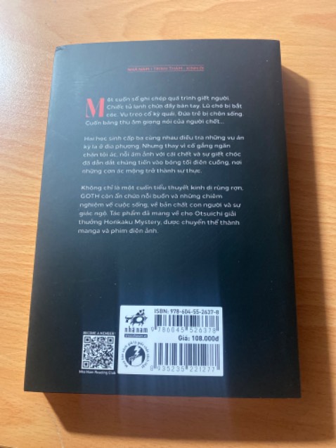 Sách được giao đến đúng hẹn và anh shipper cũng rất thân thiện.
Mặt sau bìa sách có bị móp một chút và bị bụi nhưng nhìn chung nó không làm ảnh hưởng quá nhiều đến thẩm mĩ của sách. 
Tổng kết lại thì sách rất chất lượng và vô cùng xứng đáng với số tiền mà mình đã bỏ ra.