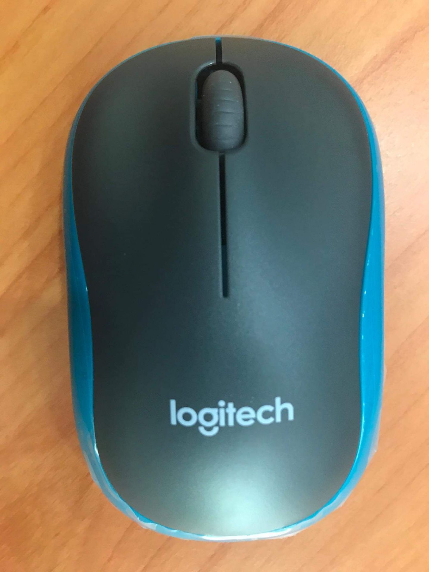 Mình nhận được hàng của Tiki Now giao rất đúng, đặt buổi tối thì sáng đúng 10h nhận được hàng rồi.
Khi mình cắm thử vô máy tính thì kết nối ok, phím và chuột hoạt động bình thường.
Tuy nhiên, mã số sản phẩm in sau lưng bàn phím là K275 thay vì MK275 như Tiki giới thiệu nên mình ko rõ là có nhầm lẫn gì ko.
Mặt khác, mực in trên bàn phím bị lem luốc nhìn rất ghê, mình thử dùng tay cạo đi lớp trên của số O và mũi tên lên thì lớp dưới hiện ra rõ như hình mình chụp lại. Vì vậy, nhờ Tiki kiểm tra lại giúp mình vì sao lại như vậy? Mình nhận được hàng của Tiki Now giao rất đúng, đặt buổi tối thì sáng đúng 10h nhận được hàng rồi.
Khi mình cắm thử vô máy tính thì kết nối ok, phím và chuột hoạt động bình thường.
Tuy nhiên, mã số sản phẩm in sau lưng bàn phím là K275 thay vì MK275 như Tiki giới thiệu nên mình ko rõ là có nhầm lẫn gì ko.
Mặt khác, mực in trên bàn phím bị lem luốc nhìn rất ghê, mình thử dùng tay cạo đi lớp trên của số O và mũi tên lên thì lớp dưới hiện ra rõ như hình mình chụp lại. Vì vậy, nhờ Tiki kiểm tra lại giúp mình vì sao lại như vậy?