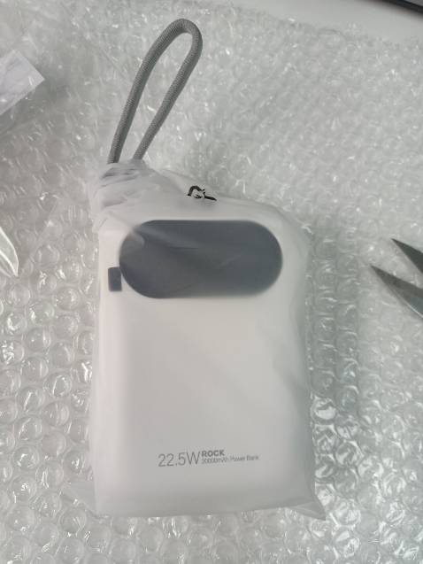 Dung lượng lớn, thiết kế đẹp, nhỏ nhưng điểm trừ với mình là pin vẫn còn khá dày và nặng. :(. Nhẹ hơn thì 100 điểm rồi. Điểm cộng là sạc được nhiều lần. Thử với oppo f11 pro pin 5000, sạc được khoảng 3 lần