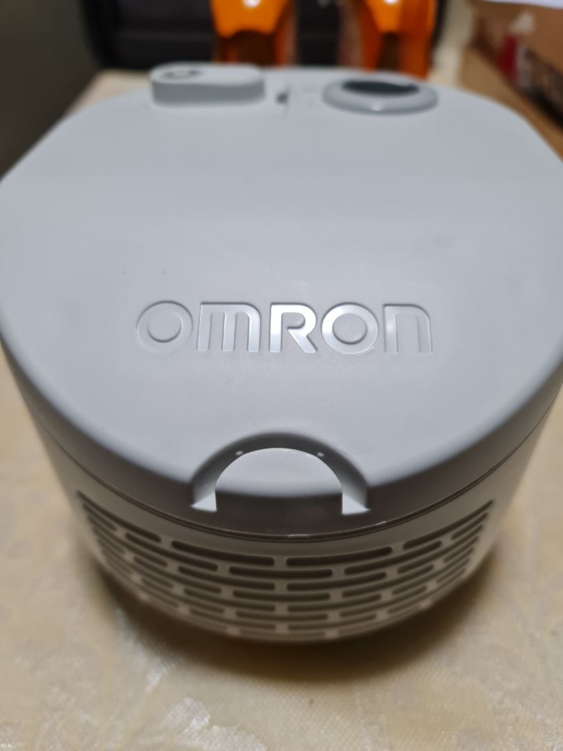 Máy này dùng khá tiện lợi, mình đặt về để dùng ngày 10 phút/1 lần/ngày. Dùng Omron yên tâm lắm mn ak. Nhìn vậy thôi chứ sử dụng rất đơn giản ak, hướng dẫn sử dụng kèm theo chi tiết, dễ hiểu, mình chỉ mất 5 phút để xem cách vận hành và sử dụng máy nén khí đó ak.