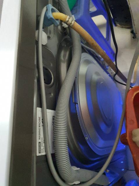 Giao hàng thì nguyên kiện rất nhanh, chỉ có 1 anh kỹ thuật tới lắp, chào bán kệ máy giặt 550k, nhà không mua xong lắp đặt cho xong, miếng chắn chuột còn dán trên máy, ốc thì không tháo, giặt thử máy kêu như máy cày. Hi vọng Tiki chỉnh sửa lại đội lắp ráp