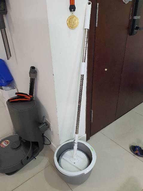 Cây lau nhà xịn xò trong phân khúc. Dễ lắp ráp, nhựa chắc chắn, cơ chế quay hoạt động nhịp nhàng, dễ gắn, dễ quay và vệ sinh. Thiết kế đẹp. Thùng đóng gói nhỏ gọn, làm mình tưởng giao thiếu hay lộn hàng.