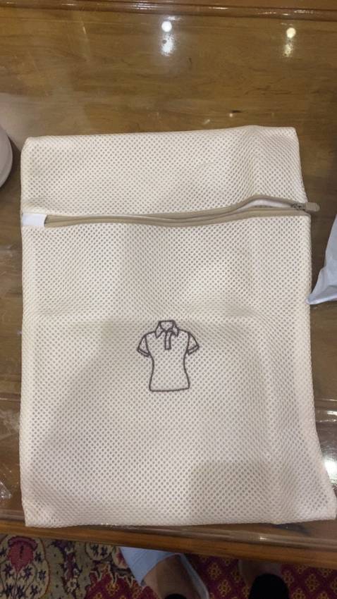 Túi giặt đẹp, dày dặn lắm, nhiều lớp thoáng, lớp lưới nên bọt được đánh bông lên, sạch quần áo. luc đầu mua cũng hơi ngại sợ không biết sạch ko vì quen vò bằng tay rồi, nhưng mà nói chung quần áo vẫn sạch và bắt xà phòng rất tốt. Túi kéo khóa chắc chắn, mình thích là khóa kéo nhét vào lỗ, nên không gây hỏng hư hại túi và khóa kéo. MÀu kem khá sạch, và an toàn cho quần áo trắng. mấy cái quần legging ko bị xoắn vào nhau khi giặt bằng túi này nên quần áo giữ form tốt.

giao hàng hơi lâu chút, nhưng nhận đc sp cũng ưng ý nên là cho 5 sao, vì nhiều sp mình đã từng mua shop rồi