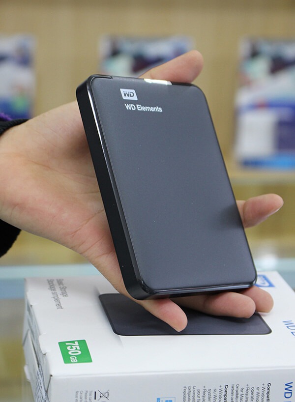 Mình đặt mua Ổ Cứng Di Động WD Elements 2TB 2.5 USB 3.0 - WDBU6Y0020BBK - Hàng chính hãng trên Tiki và đã sử dụng được khoảng 2 ngày. Bước đầu thấy tốc độ đọc/ghi dữ liệu nhanh, dễ sử dụng. Sản phẩm được giao khá nhanh, ổ cứng cũng không bị vấn đề gì, tặng kèm thêm túi chống sóc khá OK, nhưng túi đựng thì thấy hơi bẩn. Tóm lại là bước đầu thấy sản phẩm dùng rất tốt, mình rất hài lòng, nhưng vẫn cần thêm thời gian đề kiểm chứng độ bền cũng như chất lượng thật sự.