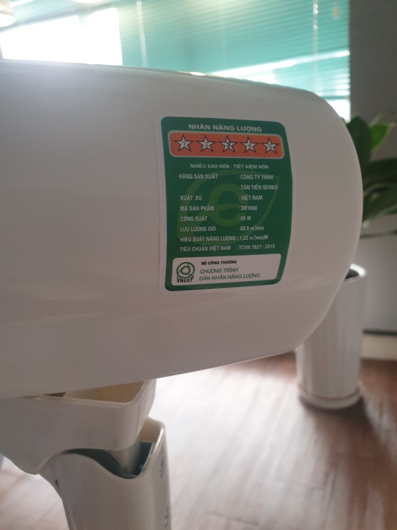 Giao hàng nhanh, nguyên thùng. Phần bầu quạt chi tiết hoàn thiện tốt, chạy ổn. Có remote. Tờ hướng dẫn thì có nút sleep nhưng remote thì ko có nút này. Phần thân đứng chất lượng nhựa quá tệ, cực kỳ kém, lồi lõm, đầy ba via, phần mép nhựa không được xử lý cắt gọn, nhìn như hàng giả hoặc hàng lỗi. Giống như của 2 nhà sản xuất đẳng cấp khác nhau lắp vào vậy.