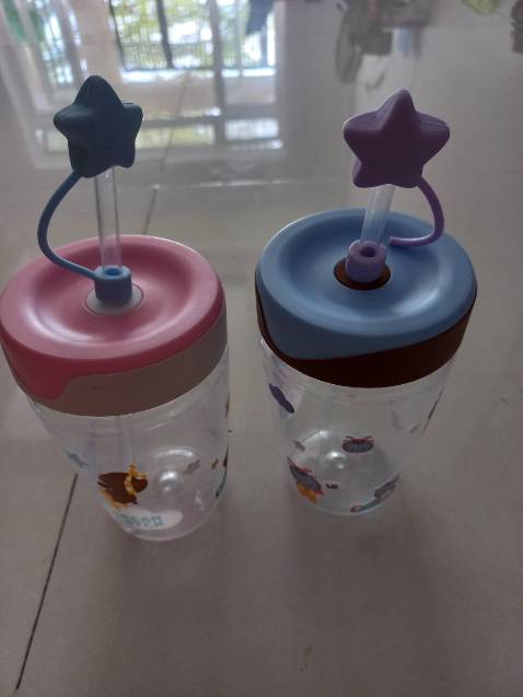 Ly dễ thương thật mà đồ trang trí mong manh quá! 2 bạn nhỏ nhà mình dùng 1 ngày đã tơi bời, dù 2 bạn cũng ít có phá, chỉ gỡ nắp ra uống thôi í.