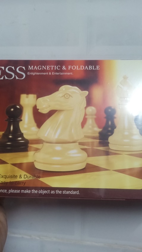 Hình ảnh sắc nét , quân cờ có nam châm bám dính tốt . Rất đáng mua