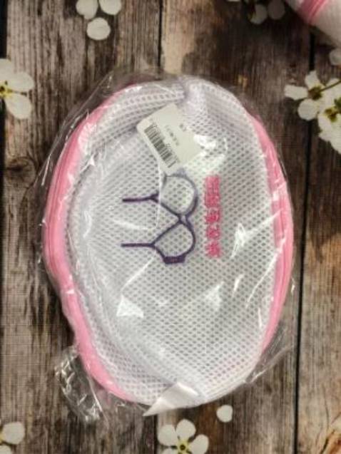 Xịn xò - dày, lưới thoáng nên quần áo giặt sạch!!! mình biết loại túi giặt từ năm ngoái, năm nay mới mua dùng thử, quần áo so-mi giặt ok, không bị xoắn nữa, đặc biệt loại áo phông ko bị giãn nữa nên thấy yên tâm hơn - quần áo sạch mà lực nhẹ nên yên tâm nha!!
nhiều khi chỉ do mình mặc đổ mồ hôi nên mới giặt chư không phải vết bẩn gì cứng đầu nên giặt yên tâm!!