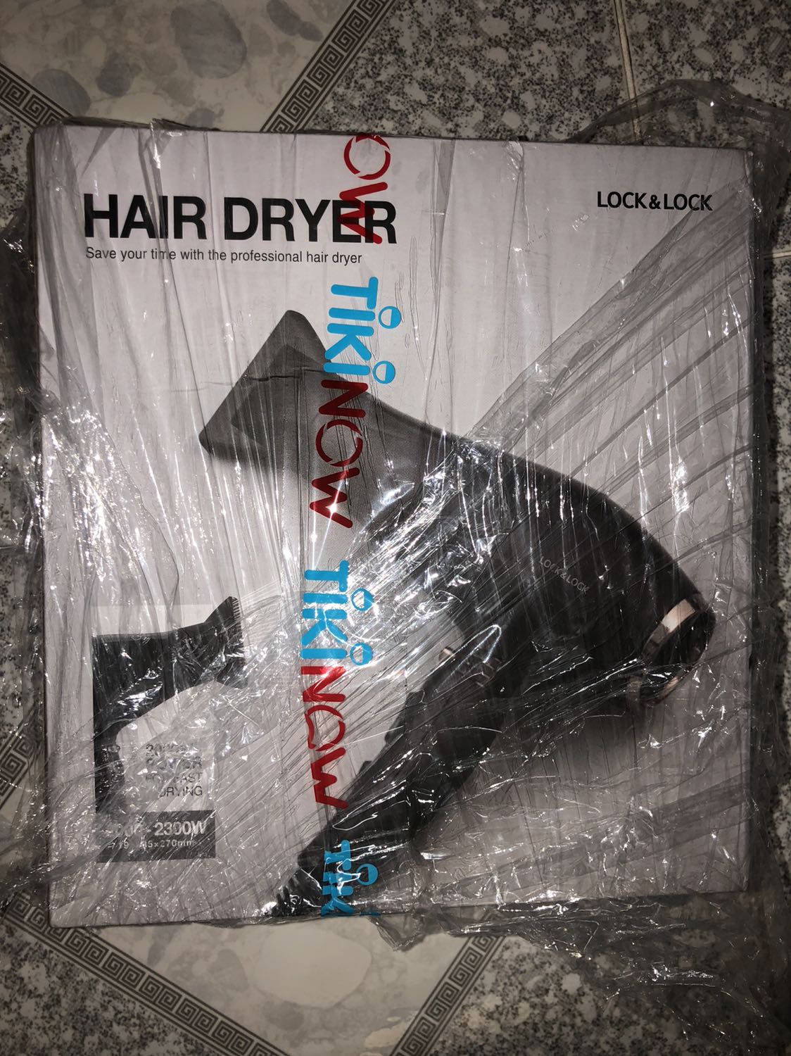 Hài lòng.
Đơn hàng giao đúng hạn. Sản phẩm tốt, 3 tốc độ gió, 2 độ nhiệt, 2 phụ kiện đầu thổi Sấy. Kèm Phiếu bảo hành và Hướng dẫn sử dụng. Dây điện dài, cứng cáp. Máy to hơn các máy sấy Philip.