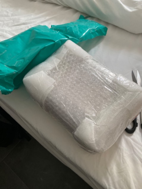 Tiki giao hàng nhanh, trước hạn.
Sách được đóng gói cẩn thận, chắc chắn. 
Còn bọc nylon mới.
Chưa mở ra nên không có bình luận về nội dung. Nhìn chung hài lòng.