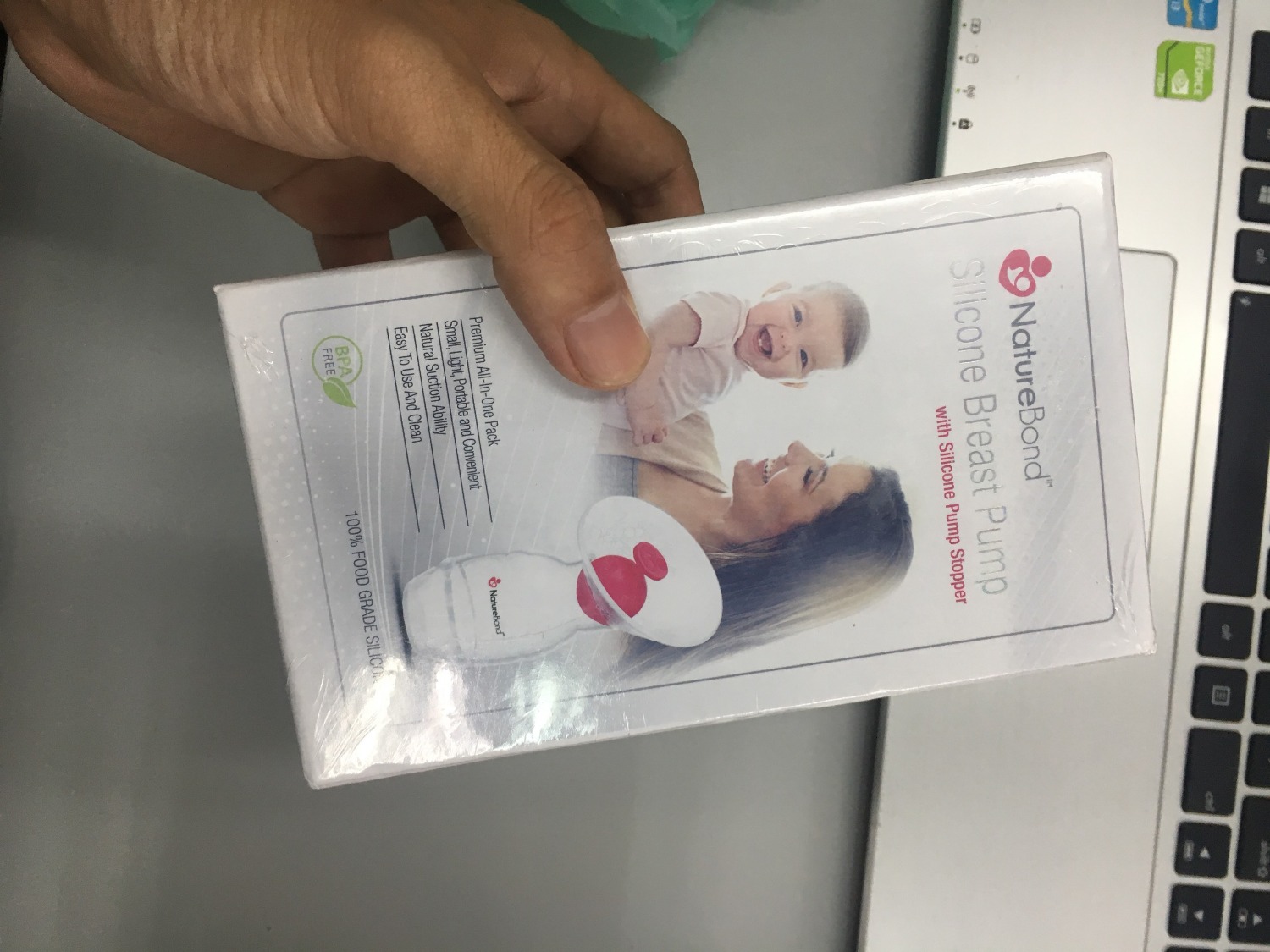 mình mua máy để tặng em gái vừa sinh, đúng là đi thăm đẻ thì chẳng biết mua gì tặng mẹ cả, được chị bạn giới thiệu nên mình mua cốc hứng sữa naturebond này tặng cho em. Chị ấy dùng rồi, nói kết quả tốt lắm, lần đầu được 60ml rồi, nên mình cũng yên tâm. Đóng gói rất cẩn thận. Mình thì ko dùng được nhưng nhìn bên ngoài thấy rất ưng mắt. chắc là em mình dùng cốc cũng tốt như chị bạn mình. mình mua máy để tặng em gái vừa sinh, đúng là đi thăm đẻ thì chẳng biết mua gì tặng mẹ cả, được chị bạn giới thiệu nên mình mua cốc hứng sữa naturebond này tặng cho em. Chị ấy dùng rồi, nói kết quả tốt lắm, lần đầu được 60ml rồi, nên mình cũng yên tâm. Đóng gói rất cẩn thận. Mình thì ko dùng được nhưng nhìn bên ngoài thấy rất ưng mắt. chắc là em mình dùng cốc cũng tốt như chị bạn mình.