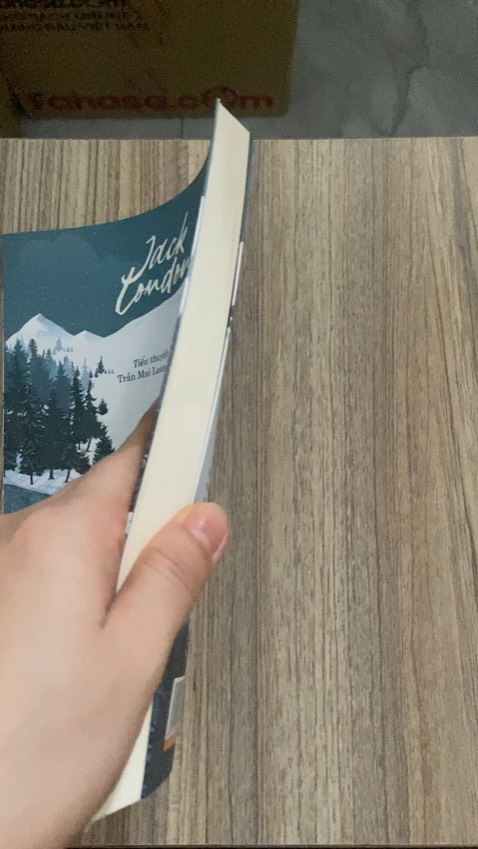 Sách giá bìa 50k nên không được bọc seal, chỉ sai chính tả 1-2 chỗ, bị phai mực nhiều chữ theo dòng, một vài chỗ dính bẩn ít. 
   Văn phong dễ đọc, lối viết hấp dẫn khiến người đọc như đang thực sự chìm vào thế giới băng tuyết hoang dã đầy hiểm nguy ở Alaska. Qua tác phẩm, tác giã đã khắc họa sống động cuộc sống mạo hiểm gian truân của cuộc hành trình phương Bắc của Buck và các chú *** khác khi phải làm *** kéo xe trượt tuyết cho những người đi tìm vàng và đưa thư thế kỷ XX. Từ chú *** cưng của ngài Miller đến tìm về sự hoang dã xa xưa của tổ tiên và đi theo tiếng gọi của loài sói khi đã mất hết liên kết với con người, Buck từ chú *** của thế giới văn minh đã triệt để trở thành thủ lĩnh của bầy sói trong rừng, đánh thức sự hoang dã khát máu xa xưa ẩn náu trong mình. 
    Sách hay, tác phẩm kinh điển đã được chuyển thể thành phim, NXB không biết tại sao lại lấy tên là “Tiếng gọi của hoang dã” mà không phải là “Tiếng gọi nơi hoang dã” như bao người vẫn biết, các đầu sách khác và kể cả phim? Nhưng với 50k là quá rẻ cho một cuốn sách hay thế này nên không dám đòi hỏi gì thêm. Nên mua đọc nhé các bạn!