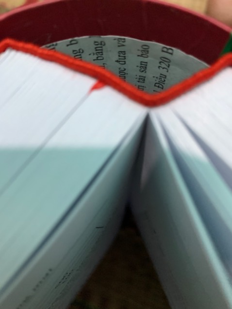 Shop này làm ăn rất quy tính, hàng lỗi là cho đổi ngay không tìm lý do này nọ để trốn tránh. Đóng gói rất kỹ và có tâm. Sách lỗi là do bên gia công không liên quan gì đến người bán nên gặp ai bán cho đổi trả khi hàng lỗi là mình yên tâm. Cảm ơn shop rất nhiều, hi vọng shop nhập thêm nhiều sách nữa để mình còn cơ hội ủng hộ