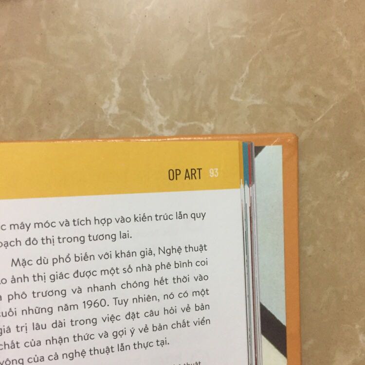Sách có chất giấy in dày, sờ rất thích tay. Gáy sách được đóng bằng phương pháp buộc nên cũng không cần phải lo về việc trang giấy bị bung. Nội dung ngoài phần được mô tả trong phần giới thiệu còn có phần tham khảo rất hay. Ngoài ra thì tốc độ ship hàng rất nhanh, mình đặt trong 3 hôm là có rồi. Tuy nhiên bìa sách cứng của mình bị dính một vệt băng dính gì đấy, không quá to, và có một vài trang in bị thiếu chữ. Nhưng tóm chung lại sách rất đáng tiền và shop khá đáng tin.