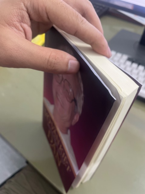 Sách giao nhanh, đóng gói 2 3 lớp rất kỹ nhưng kẹp chặt quá làm quăn góc. Không biết lỗi nhà in hay bán sách giả mà sách bị đảo lộn mấy chục trang, trang 32 xong nhảy tới trang 49, xong trang 64 nhảy về trang 33, tới trang 48 lại nhảy tiếp tới trang 65. Bên trong các trang nhảy rất dơ như kiểu cắt ghép