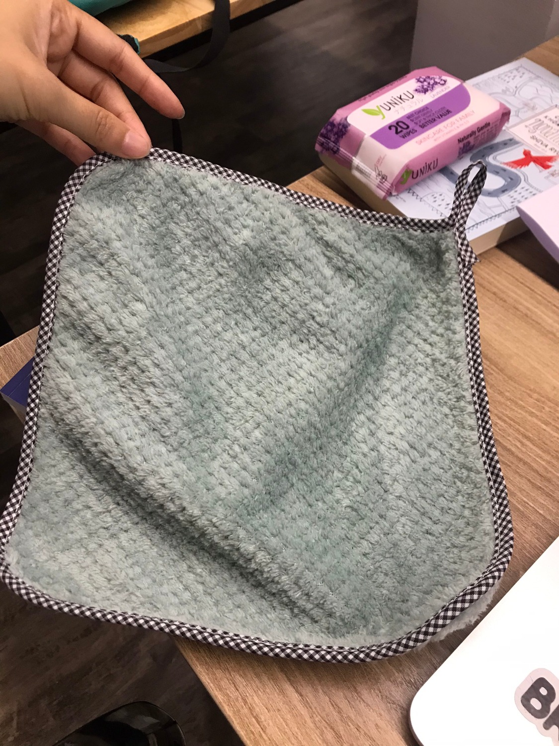 Sao trong hình khăn màu trung tính, không viền. Lúc nhận về thì khăn có viền caro đen trắng, may cẩu thả cái đồ treo khăn. Hình ảo, không giống sản phẩm thật. Không hài lòng lắm!