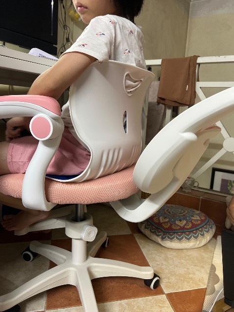 2 vít của tựa ghế lỏng không dựa được. Vặn vào lại bật ra. Đã nhắn tin xin trợ giúp nhưng chưa thấy trả lời.
Còn yêu cầu đổi 2 bộ ga cũng của shop này.