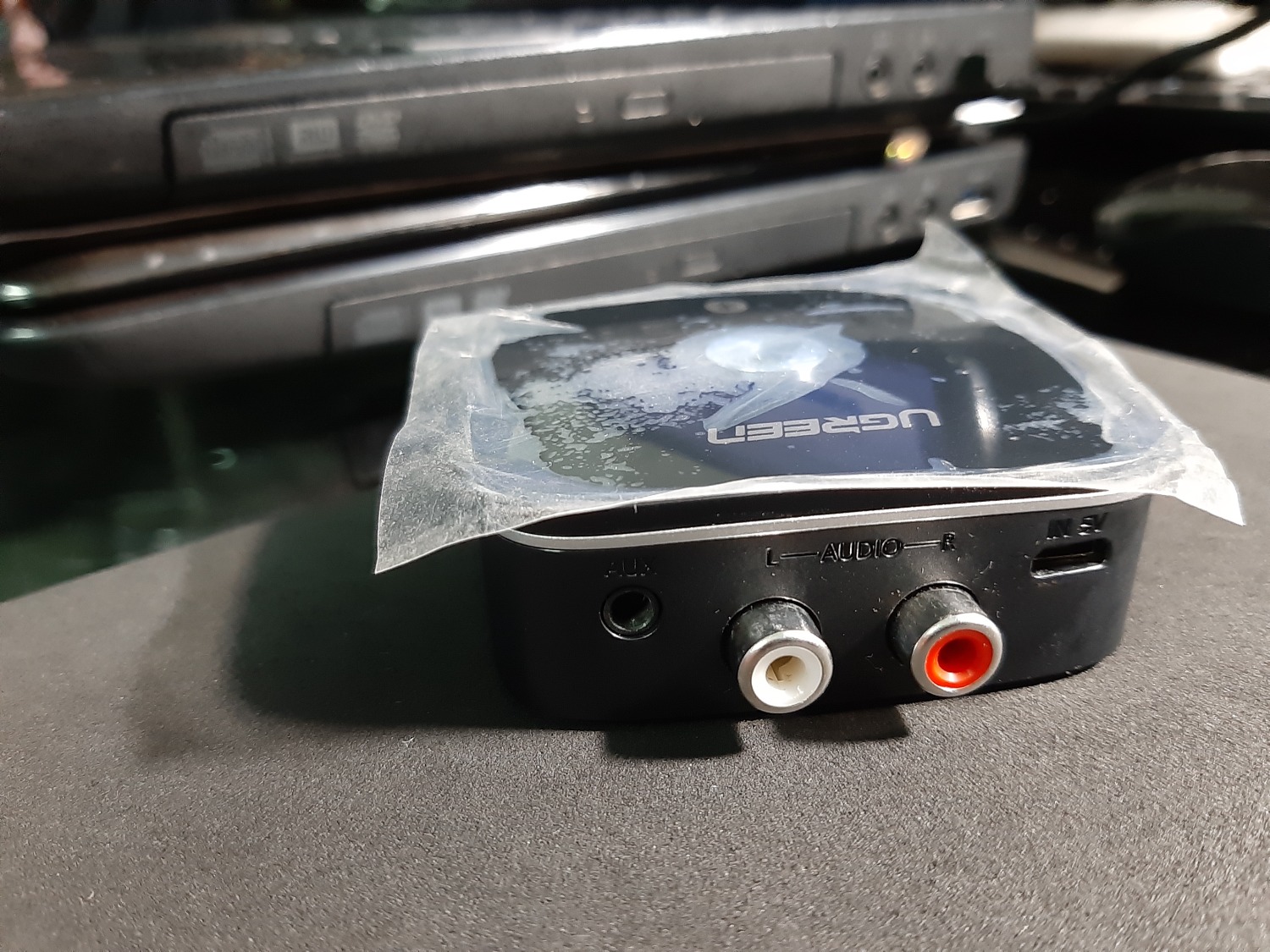 Hàng nhận được Nhãn UGREEN không có 2 chữ tàu kế bên như hình chụp,mua bluetooth 4.2 nhưng hộp sản phẩm lại là 5.0 bên ngoài hộp có bọc nylon và dán trên nylon là bluetooth 4.2 không biết sản phẩm này có chính hảng không mà thấy thông tin không khớp với quảng cáo .Đề nghị nhà cung cấp có ý kiến .Sản phẩm kết nối với điện thoại và laptop thì tốt nhưng không kết nối được với máy tính bàn có card wifi Intel AC8260 bluetooth 4.2 ,đang nhờ TIKI hổ trợ phối hợp với shop hướng dẫn kết nối với PC.