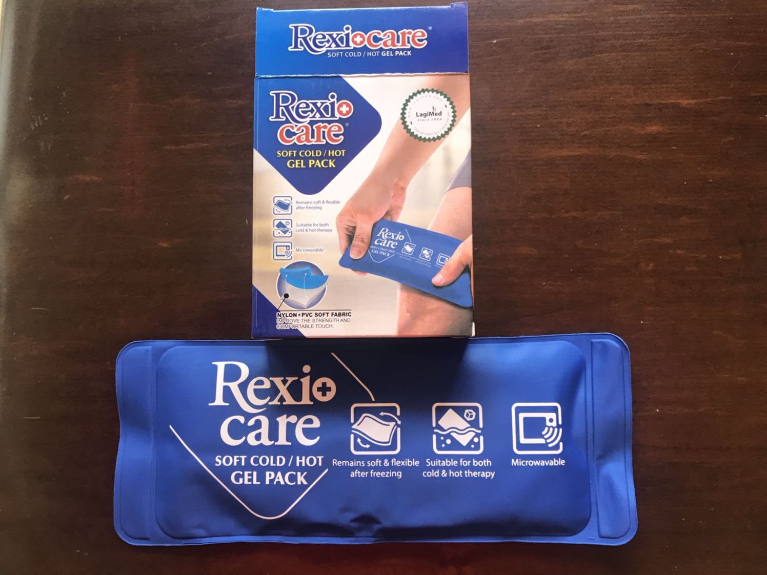 Mình chạy bộ road và trail nên cần đồ chườm lạnh sau khi chạy, hiện tại trị viêm gót nên cần chườm nóng. Vì vậy đã mua sản phẩm này và đã thử nóng lạnh, có nhận xét như sau:
***Điểm cộng: Đóng gói đẹp, sản phẩm đẹp, các viền ép chắc chắn, mình 73kg đứng lên không xì, vỡ. 
- bỏ tủ đá 30ph, lấy ra gel vẫn dẻo mềm, lạnh đủ để chườm giảm đau cơ, vết thương. Độ lạnh cỡ 80% so với nước đá ngâm trực tiếp. 
- ngâm nước sôi 20ph, gel mềm nóng nhưng không tới mức bỏng. Mình lại đứng lên để chườm gót và có thể cảm nhận độ nóng tương tự như đi ngâm chân massage.
- chưa thử lò vi sóng. 
- rất tiện lợi, không cần làm nước đá, chảy nước,... hay phải pha chậu nước ấm khá phiền. 

*** Điểm trừ: giữ nhiệt không lâu như quảng cáo. Nhiệt độ nóng lạnh mong muốn chỉ giữ được tầm 7-10ph sau đó nguội dần và hết hẳn sau tầm 25-30ph. Hơi thất vọng vì mình cần lâu hơn một chút. 

Tóm lại, mình vẫn thích sản phẩm này vì sử dụng được cả nóng lạnh và rất tiện lợi. Nếu tăng thời gian giữ nhiệt được thêm tầm 10ph nữa thì tuyệt vời.